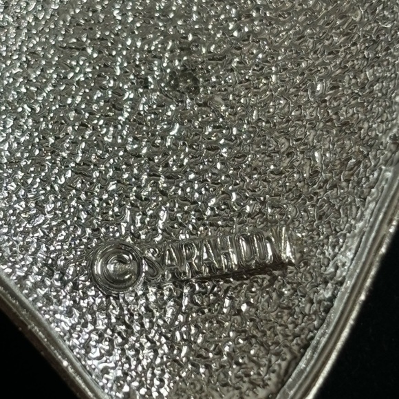 Sarah Coventry 1968 Silver toned Strawberry Brooch - Picture 5 of 7